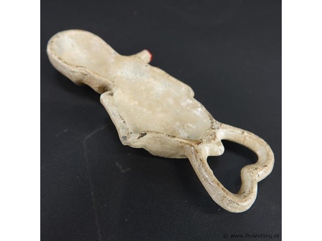 Rokend ijzeren skelet als flesopener - afbeelding 5 van  5