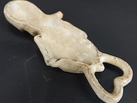 Rokend ijzeren skelet als flesopener - afbeelding 5 van  5