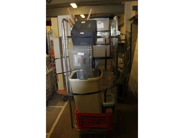 Rol container vol diverse items - afbeelding 1 van  9