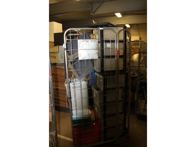 Rol container vol diverse items - afbeelding 7 van  9