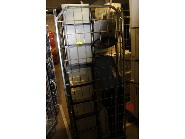 Rol container vol diverse items - afbeelding 8 van  9