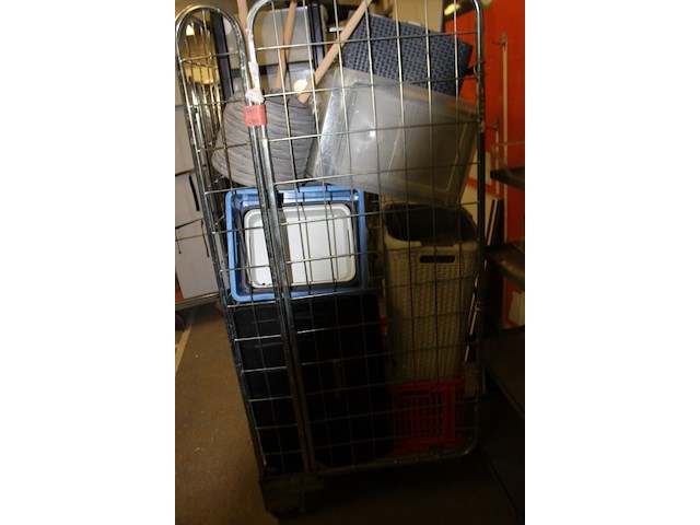 Rol container vol diverse items - afbeelding 9 van  9