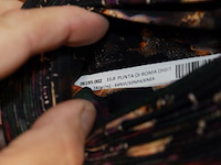 Rol stof 1 rol black gold flower 158 breed 180 gr 11 meter - afbeelding 3 van  5