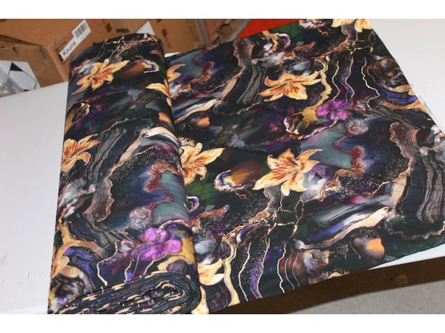 Rol stof 1 rol black gold flower 158 breed 180 gr 11 meter - afbeelding 4 van  5