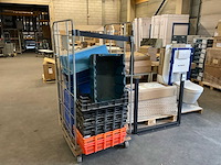 Rolcontainer en diverse kunststof kratten - afbeelding 1 van  3