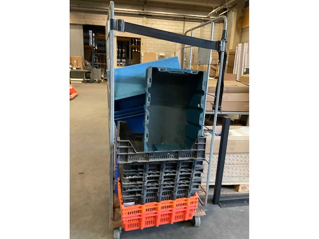 Rolcontainer en diverse kunststof kratten - afbeelding 2 van  3