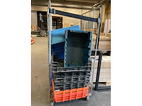 Rolcontainer en diverse kunststof kratten - afbeelding 2 van  3