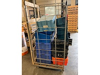 Rolcontainer en diverse kunststof kratten - afbeelding 3 van  3