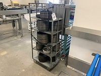 Rolcontainer gevuld met vlaaipannen - afbeelding 1 van  2