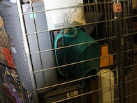 Rolcontainer met diverse goederen uit winkel - afbeelding 2 van  11