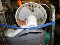 Rolcontainer met diverse goederen uit winkel - afbeelding 3 van  11