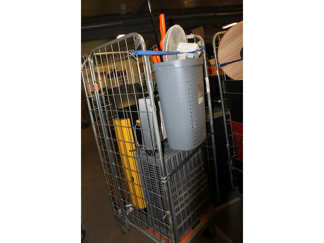 Rolcontainer met diverse goederen uit winkel - afbeelding 4 van  11