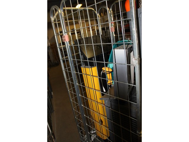 Rolcontainer met diverse goederen uit winkel - afbeelding 5 van  11