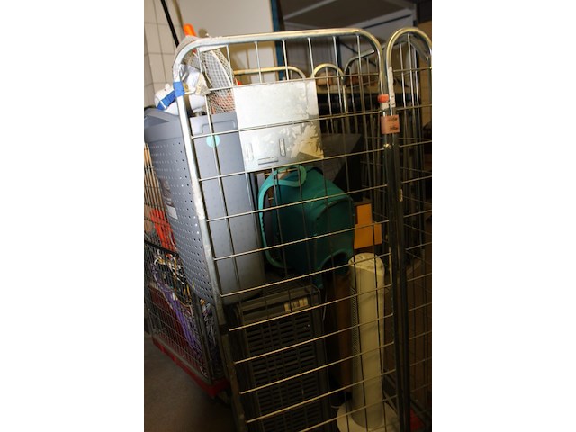 Rolcontainer met diverse goederen uit winkel - afbeelding 7 van  11