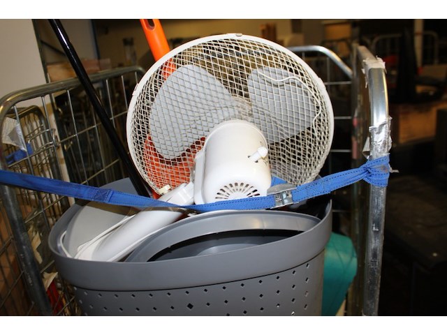 Rolcontainer met diverse goederen uit winkel - afbeelding 8 van  11