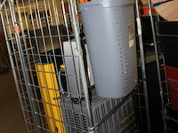Rolcontainer met diverse goederen uit winkel - afbeelding 9 van  11