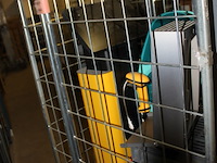 Rolcontainer met diverse goederen uit winkel - afbeelding 10 van  11
