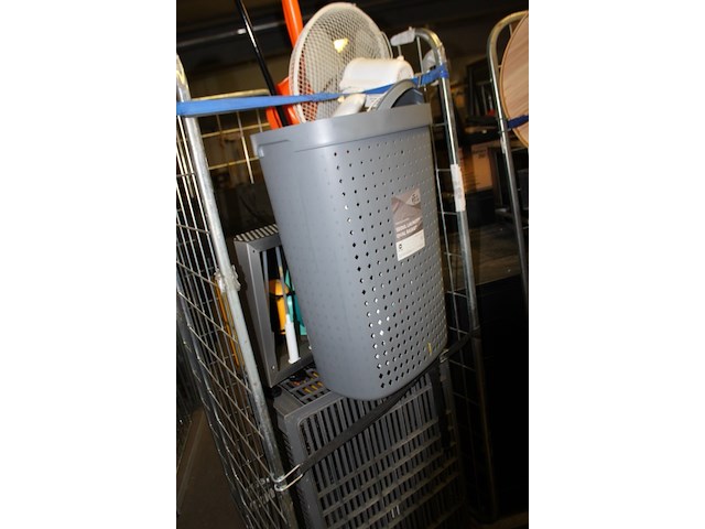 Rolcontainer met diverse goederen uit winkel - afbeelding 11 van  11