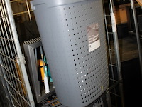 Rolcontainer met diverse goederen uit winkel - afbeelding 11 van  11