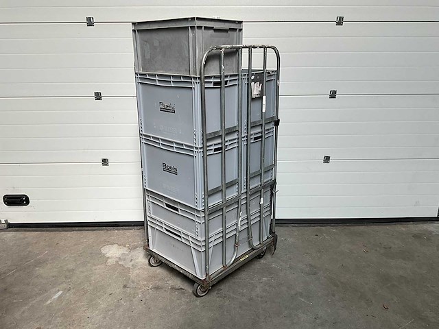 Rolcontainer met diverse kratten - afbeelding 1 van  4