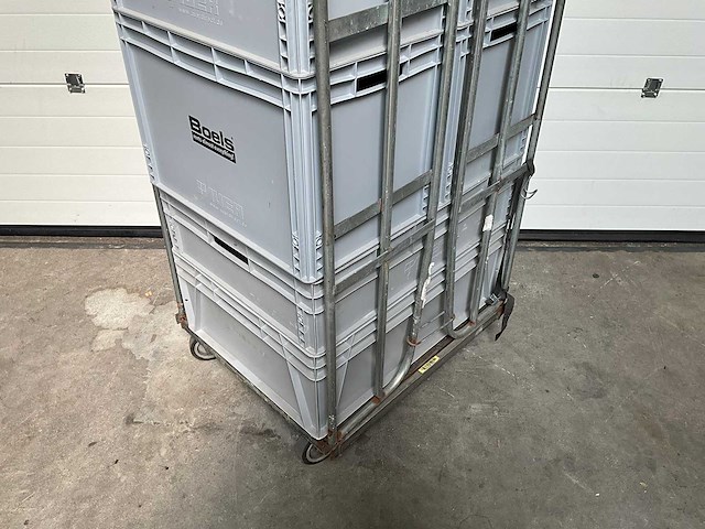 Rolcontainer met diverse kratten - afbeelding 2 van  4