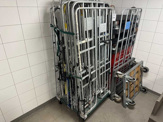 Rolcontainer met inhoud - afbeelding 1 van  4