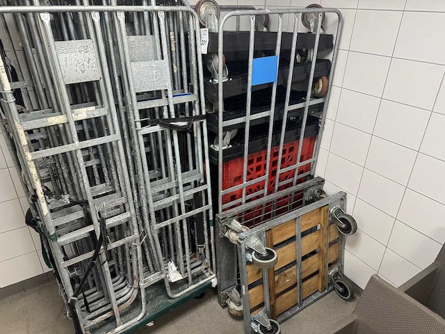 Rolcontainer met inhoud - afbeelding 2 van  4