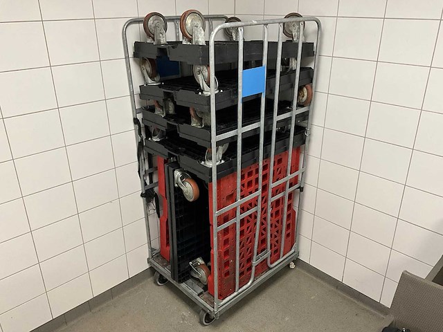 Rolcontainer met inhoud - afbeelding 3 van  4