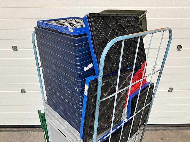 Rolcontainer met kratten - afbeelding 1 van  1