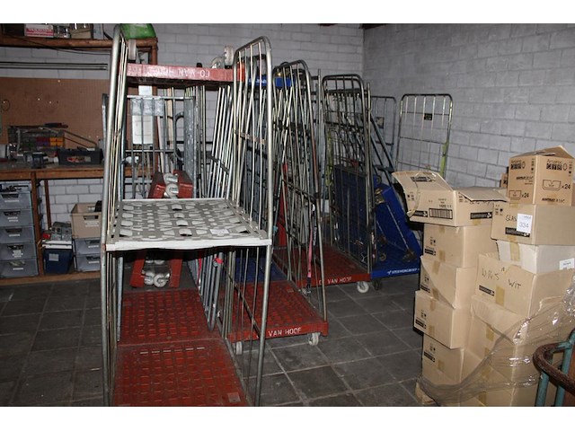 Rolcontainers en onderdelen in diverse maten en uitvoeringen w.o. 16 onderstellen. - afbeelding 1 van  2