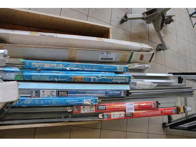 Roldeur en vouwdeur systemen in houten box. - afbeelding 3 van  3