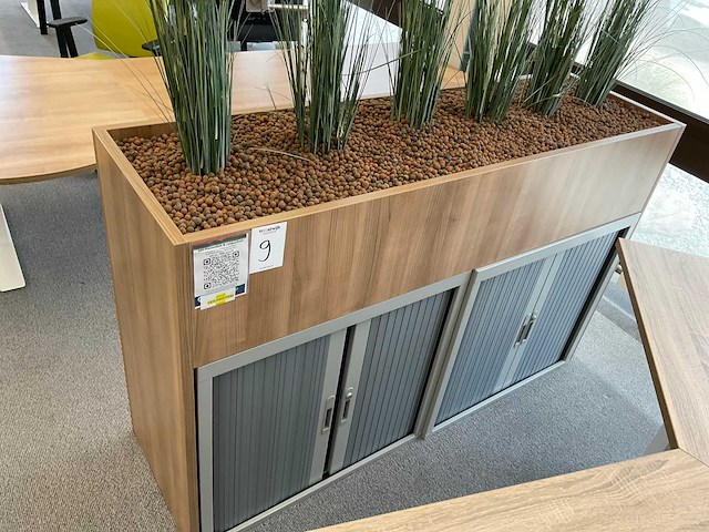 Roldeurkast met plantenbak - afbeelding 1 van  6
