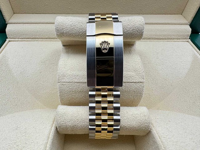 Rolex datejust 36 | olive with diamonds on 6&9 | 2026 | 126233 - afbeelding 4 van  7