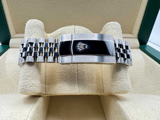 Rolex datejust 41 126300 | black | 2025 - afbeelding 9 van  12