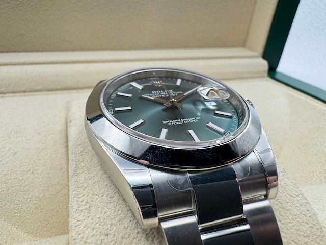 Rolex datejust 41 126300 | mint green dial | unworn | 2026 - afbeelding 10 van  12