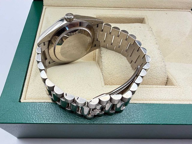 Rolex day date 228239 | 12-2019 | black diamond baguettes dial | white gold - afbeelding 8 van  12