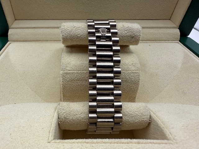 Rolex day date 228239 | 12-2019 | black diamond baguettes dial | white gold - afbeelding 11 van  12