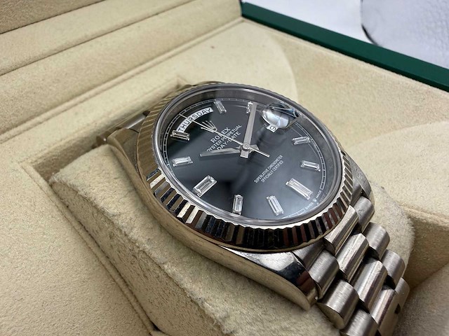 Rolex day date 228239 | 12-2019 | black diamond baguettes dial | white gold - afbeelding 6 van  12