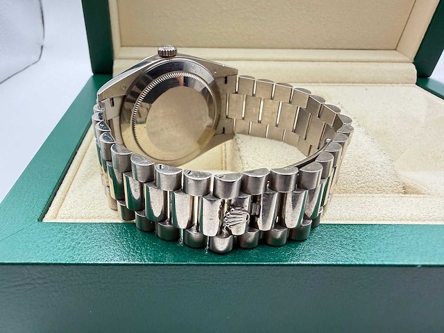 Rolex day date 228239 | 12-2019 | black diamond baguettes dial | white gold - afbeelding 7 van  12