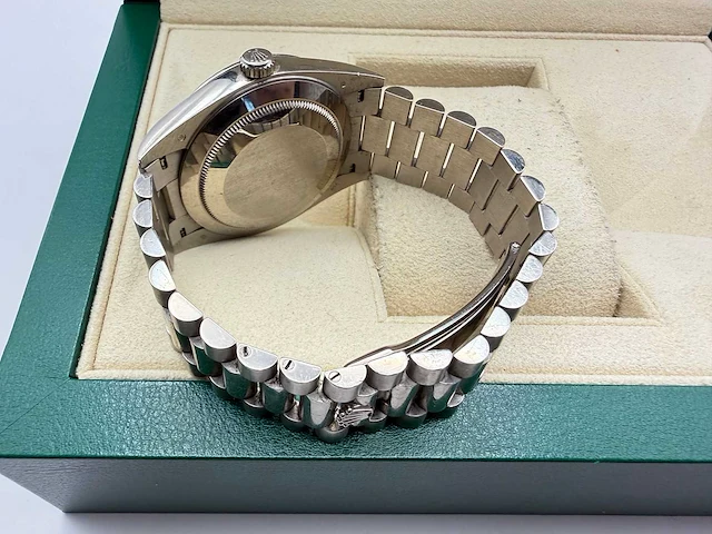 Rolex day date 228239 | 12-2019 | black diamond baguettes dial | white gold - afbeelding 2 van  12