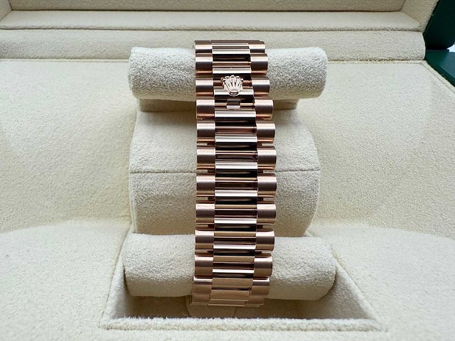 Rolex day-date 40 228235 | olive dial | 2025 - afbeelding 8 van  12