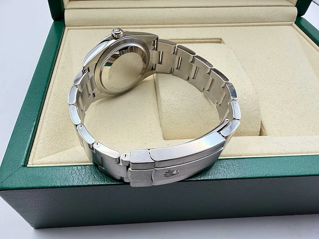 Rolex oyster perpetual 34 124200 | steel | pistachio dial | unworn | 2026 - afbeelding 2 van  12