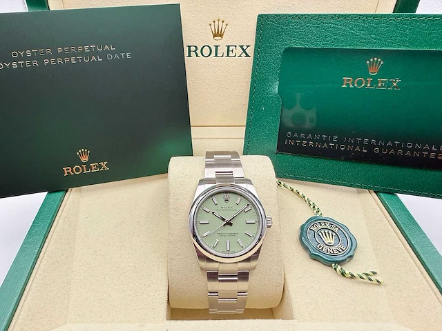 Rolex oyster perpetual 34 124200 | steel | pistachio dial | unworn | 2026 - afbeelding 3 van  12