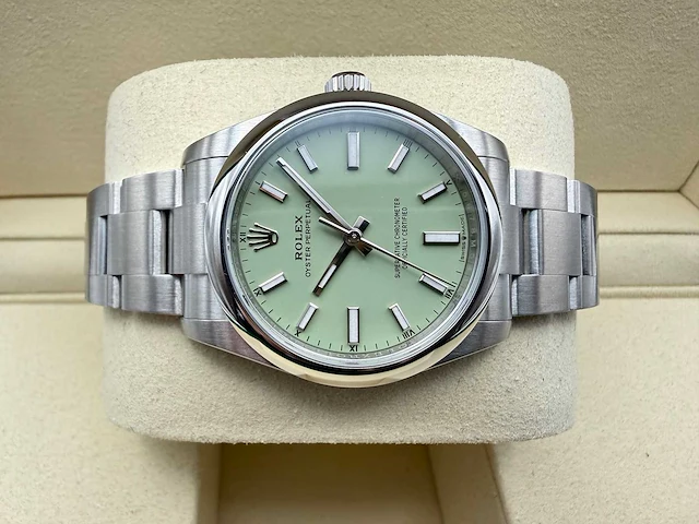 Rolex oyster perpetual 34 124200 | steel | pistachio dial | unworn | 2026 - afbeelding 7 van  12