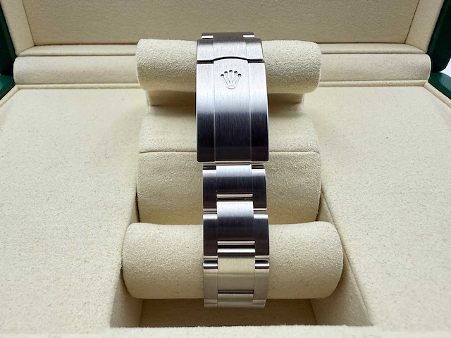 Rolex oyster perpetual 34 124200 | steel | pistachio dial | unworn | 2026 - afbeelding 8 van  12