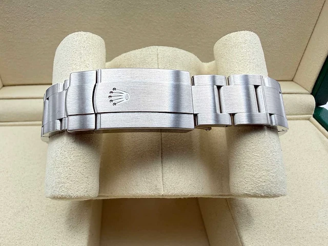 Rolex oyster perpetual 34 124200 | steel | pistachio dial | unworn | 2026 - afbeelding 9 van  12