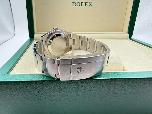 Rolex oyster perpetual 34 124200 | steel | pistachio dial | unworn | 2026 - afbeelding 12 van  12