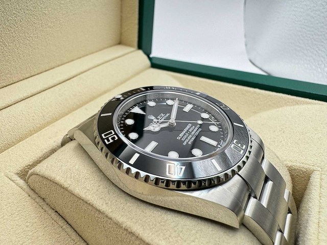 Rolex submariner | black dial | unworn | 2026 - afbeelding 2 van  12
