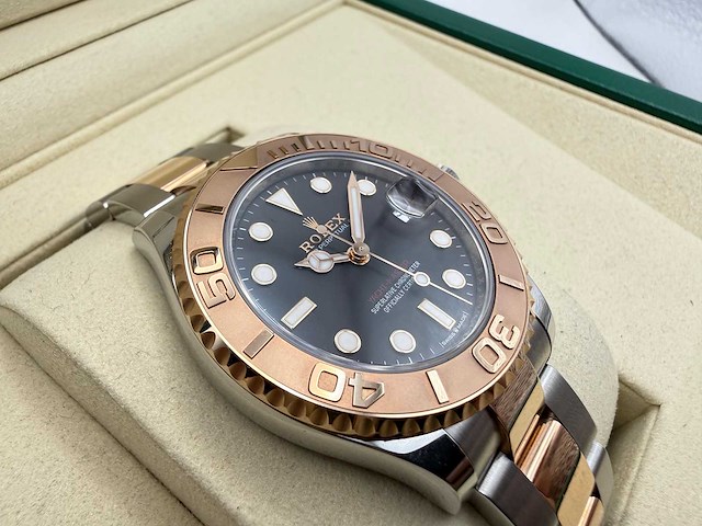 Rolex yachtmaster 37 268621 | black dial | like new | 2024 - afbeelding 4 van  6