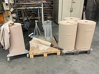 Rolhouder met rollen poetsdoek - afbeelding 1 van  7